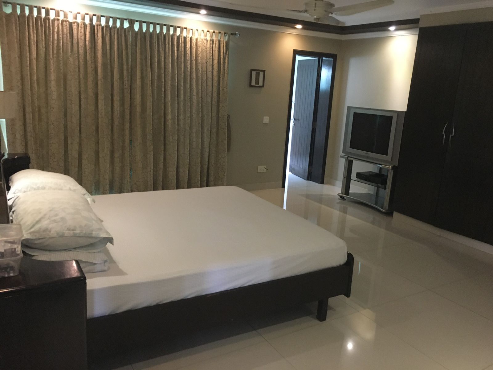 5 Bedroom House for Rent in Garden Town Lahore